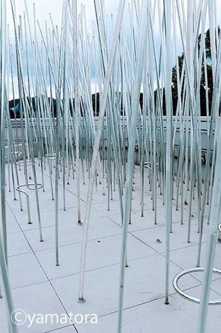 市原湖畔美術館の屋上に生えているようなオブジェ
