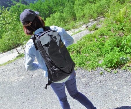 山道を歩く女性の後ろ姿