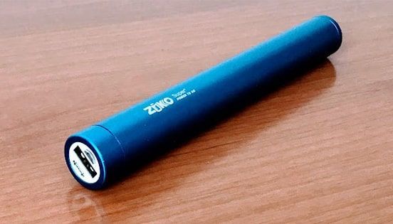 青い円柱状のモバイルバッテリー