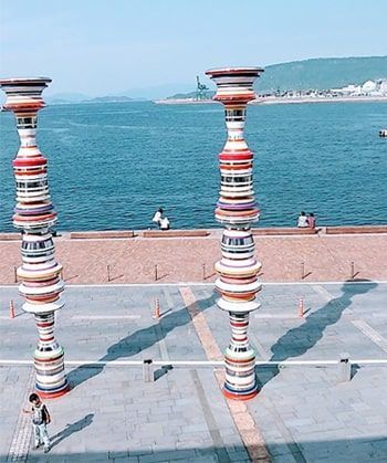 高松港にそびえ建つ瀬戸内国際芸術祭の作品のひとつである二本の柱