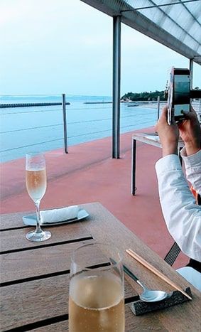 海のレストランのテラス席にて
