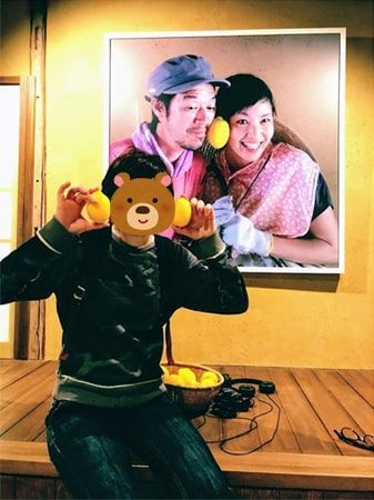 檸檬ホテル内部にあるレモンと一緒に記念撮影