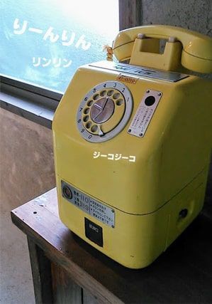 檸檬ホテル内部にある黄色の公衆電話