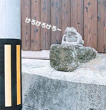 島内で見つけた石のカエル