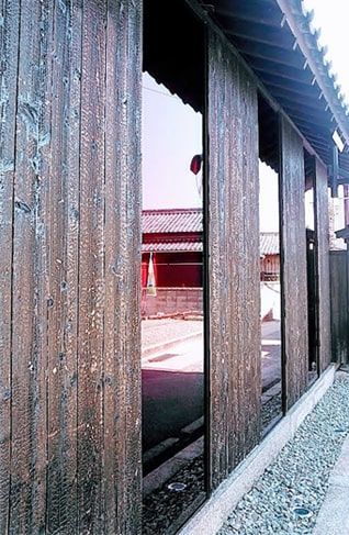 豊島横尾館の外壁
