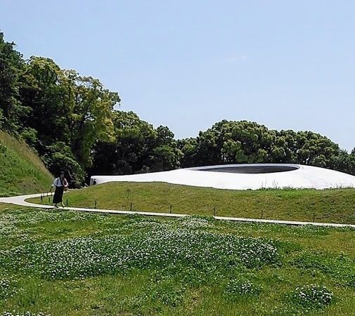豊島美術館の外観
