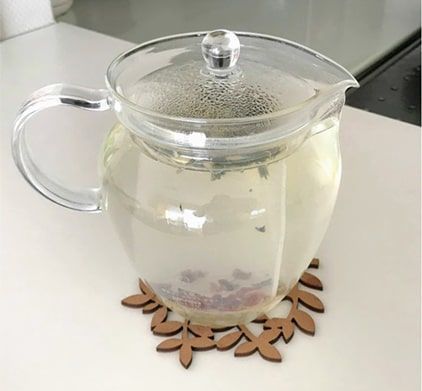 檸檬カミツレ茶にお湯を注いだところ
