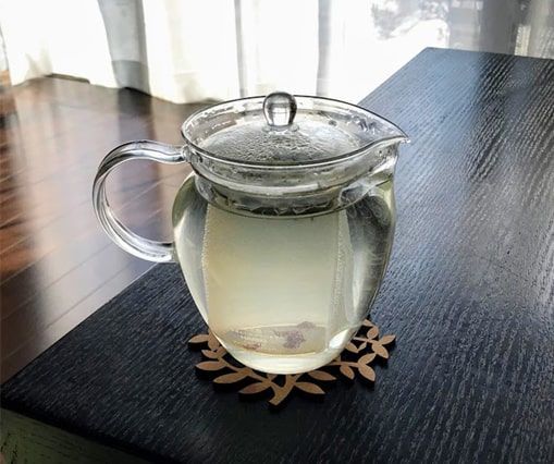 檸檬カミツレ茶に熱湯を注ぎリビングで5分待っている