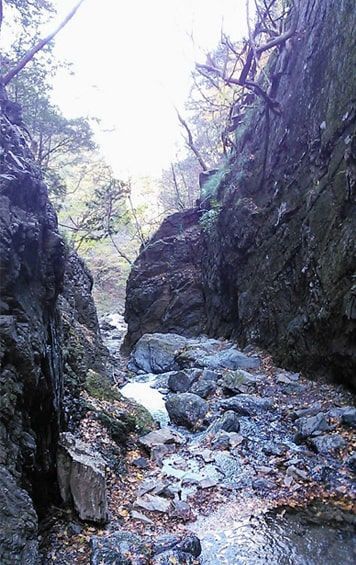 棒ノ嶺にある別方向から見たゴルジュ