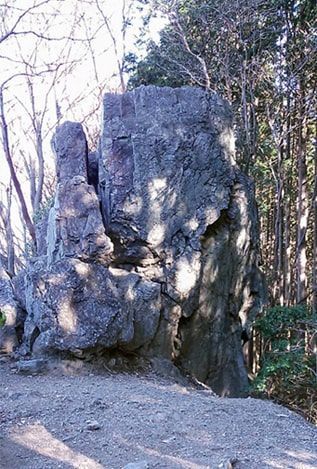 ゴンジリ峠手前にある岩茸石