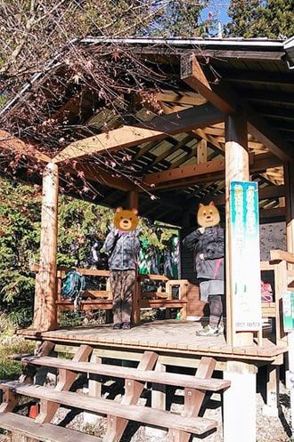東屋でハイキングの準備をしている所