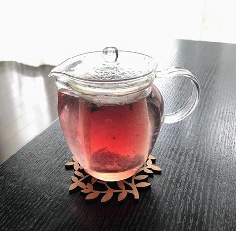 ハーブ茶葉を入れたガラスポットを蒸らす