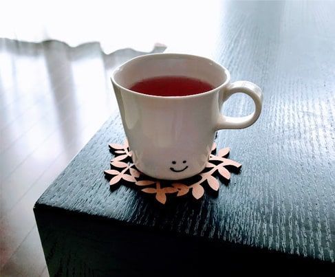 苺とローズ茶を注いだカップ