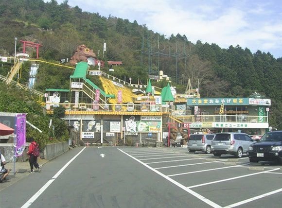 おたつ石コース登山口のあるつつじヶ丘バス停降車場