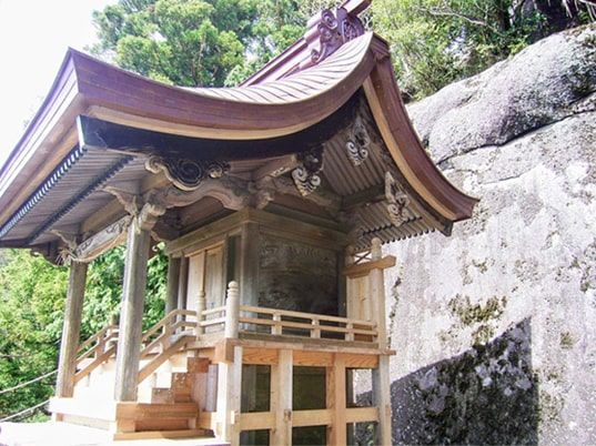 狭い岩場に建つ高天原