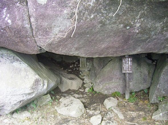 母の胎内くぐり