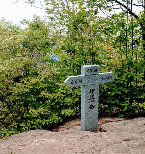 石で出来た伊豆ヶ岳の道標