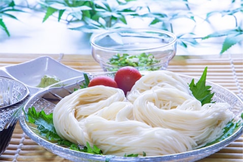 涼し気なそうめんの写真