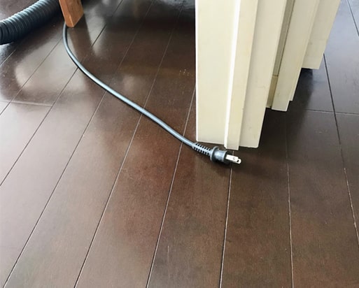 少しだけ伸ばしたままの掃除機コード