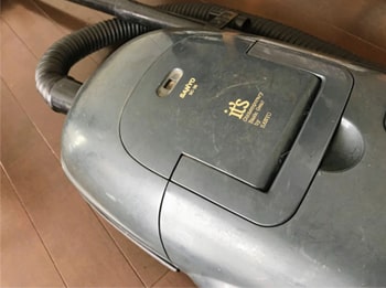 SANYOの年代物掃除機