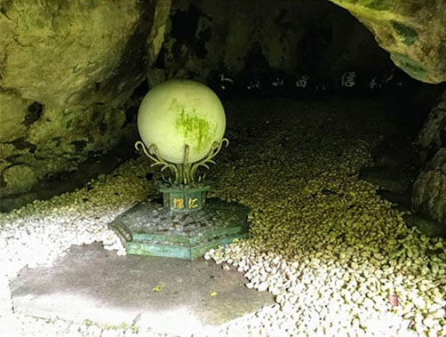 伏姫籠穴内にある球