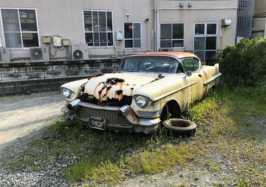 オブジェと化した車
