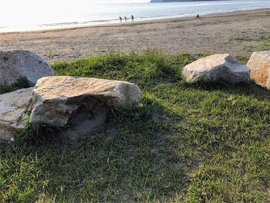 海岸にある大きな石