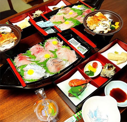 部屋で食べた舟盛付き和定食