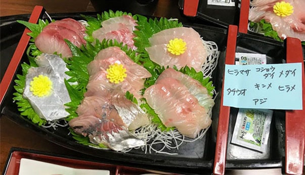 魚の名前が書かれた舟盛り