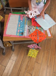 1年生 図工 ちょきちょきかざり を飾る かぎやっ子日記 1年生 図工 ちょきちょきかざり を飾る かぎやっ子日記