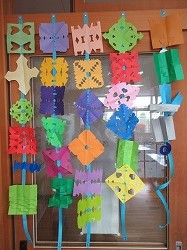 1年生 図工 ちょきちょきかざり を飾る かぎやっ子日記 1年生 図工 ちょきちょきかざり を飾る かぎやっ子日記