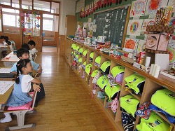 １年生 図工 箱でおもしろ形を作ろう 完成 展示 かぎやっ子日記