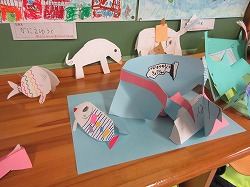 1年生：図工 折って立てたら 展示 - かぎやっ子日記