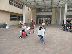 下校 両手に荷物がたくさん かぎやっ子日記