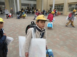 下校 両手に荷物がたくさん かぎやっ子日記