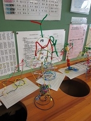 5年生：図工 ワイヤーアート作品展示 - かぎやっ子日記
