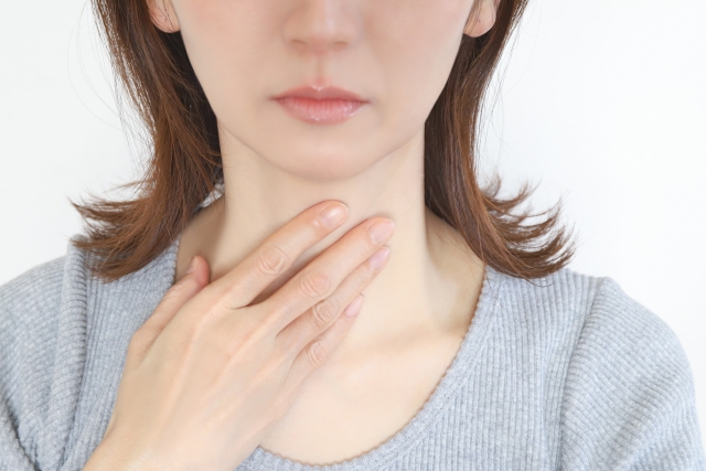 女なのに喉仏が出ているのはなぜ?原因と声との関係をやさしく解説 - 気になる情報メモ