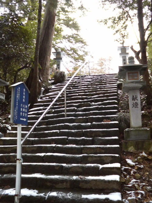 国上寺・本堂へ向かう階段・新潟県燕市国上