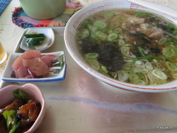 山一食堂（つり船若潮丸）のラーメン（刺身の小皿付）［新潟市北区太