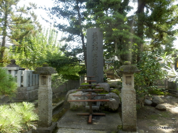 義民与茂七首塚［金剛山 光正寺］（長岡市中之島）
