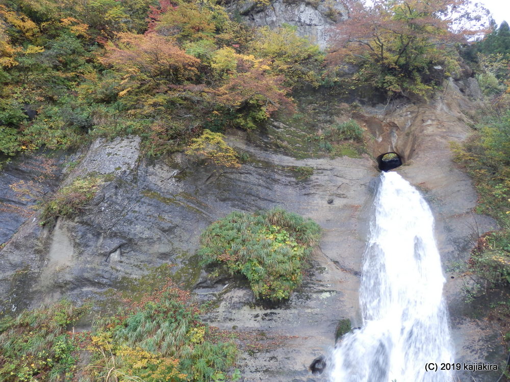 「平家落人伝説の里」平丸地区の「びょうぶ岩公園」
