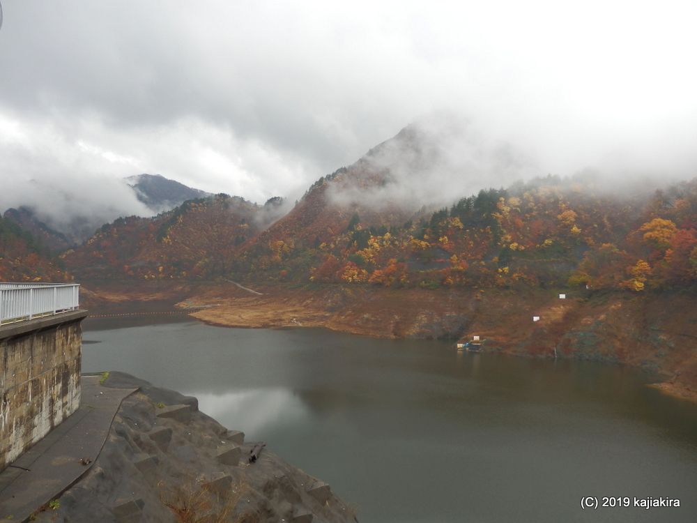 晩秋の「大石ダム」と紅葉の名所「荒川峡」（岩船郡関川村）