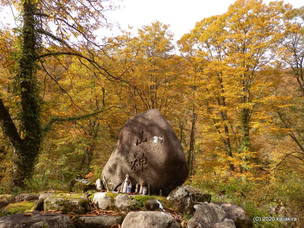 胎内市下荒沢「奥胎内ヒュッテ」付近の紅葉散策、そして「大蔵神社」