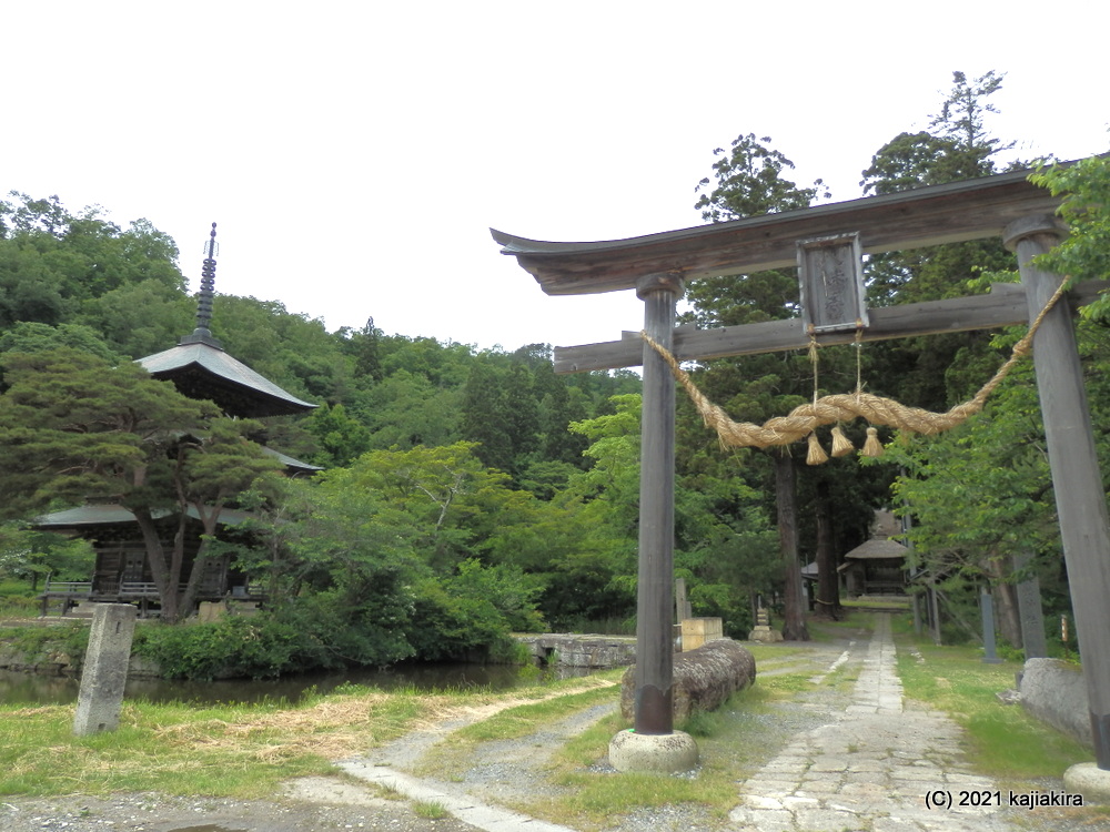 東置賜郡高畠町「道の駅たかはた」そばの「安久津八幡神社」