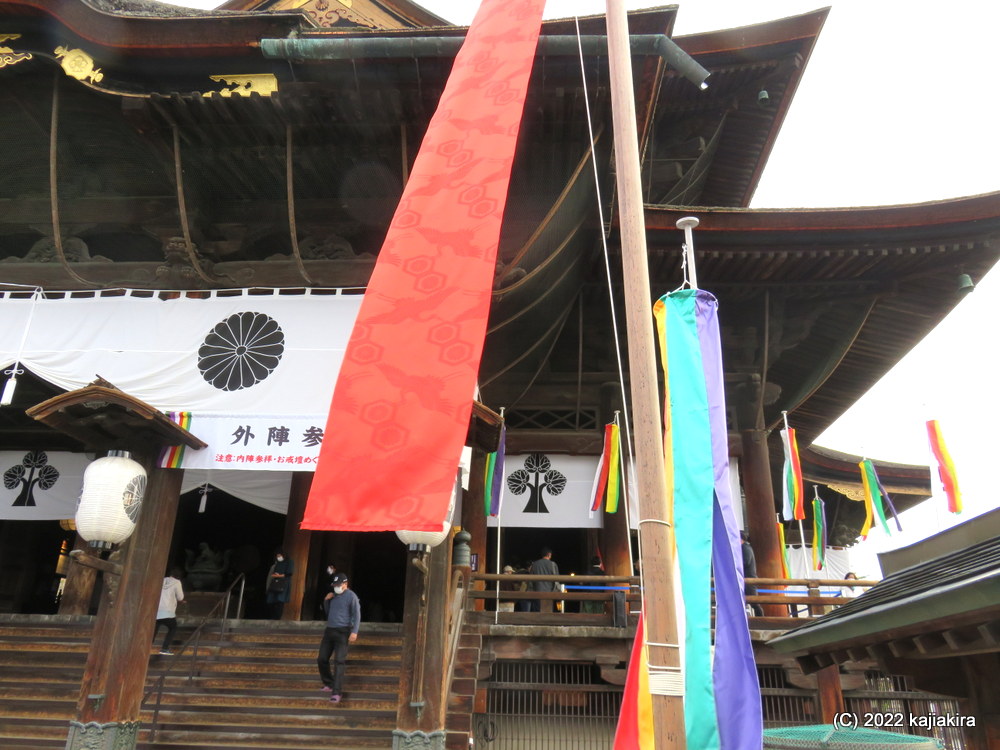 御開帳で賑わう長野市・善光寺へ参拝。「回向柱」に触れ「前立本尊」と結縁