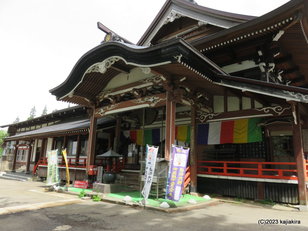 即身仏「真如海上人」を安置する「湯殿山総本寺 瀧水寺大日坊」（鶴岡市大網）