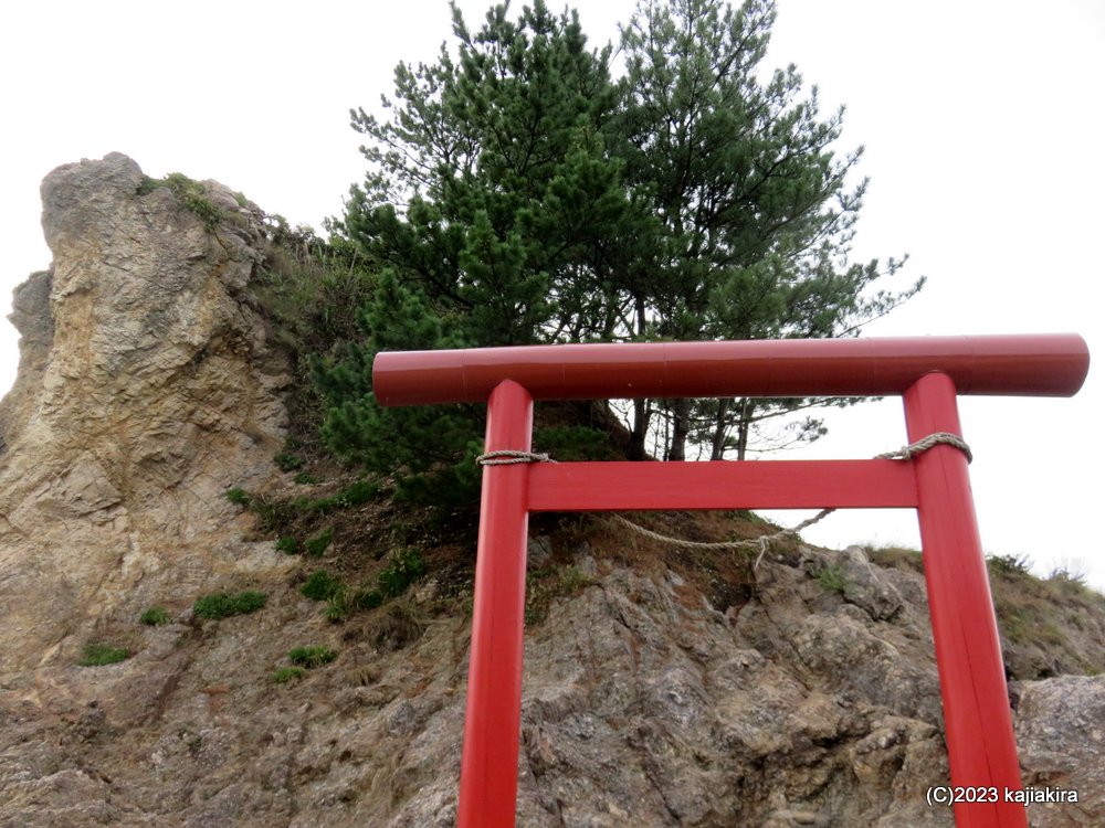 JR桑川駅近く、弁天島の弁天岩（村上市桑川）