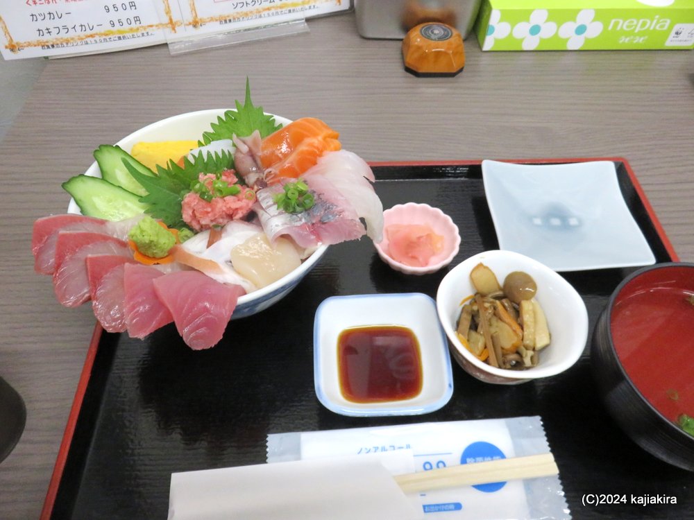 「リカー&フーズ ほんま」(新発田市川尻43−4)の海鮮丼 (4/26)