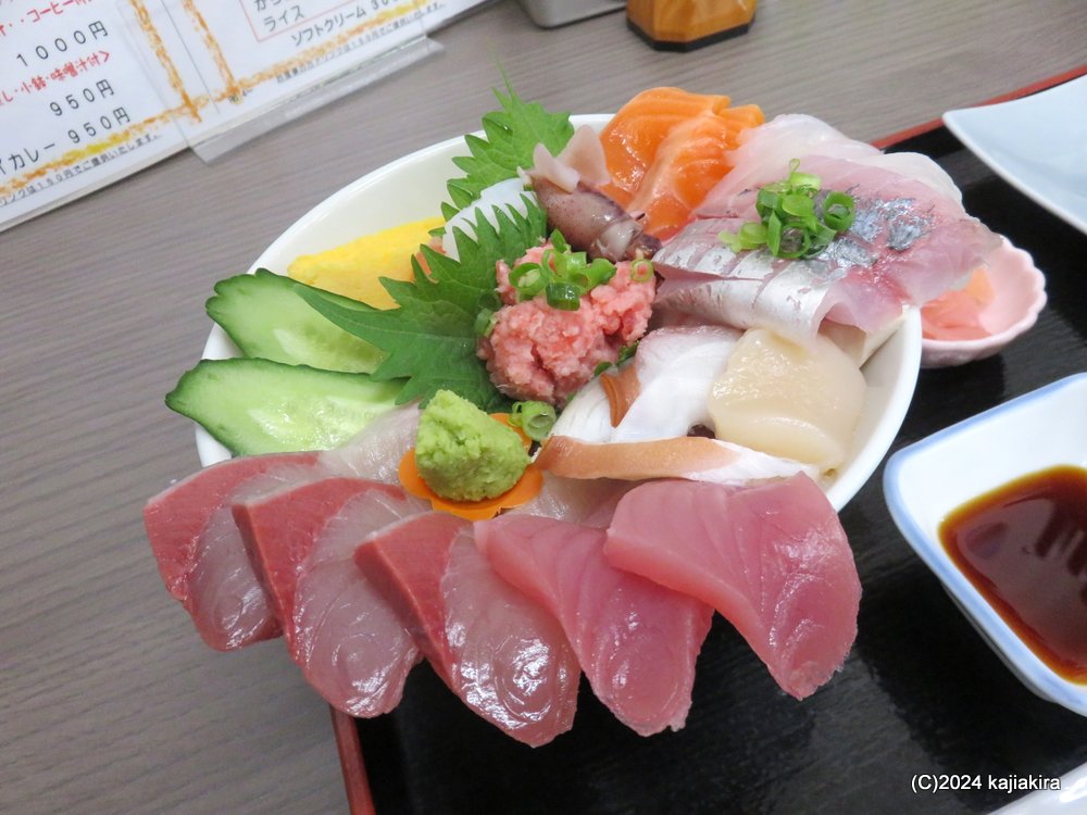 「リカー&フーズ ほんま」(新発田市川尻43−4)の海鮮丼 (4/26)