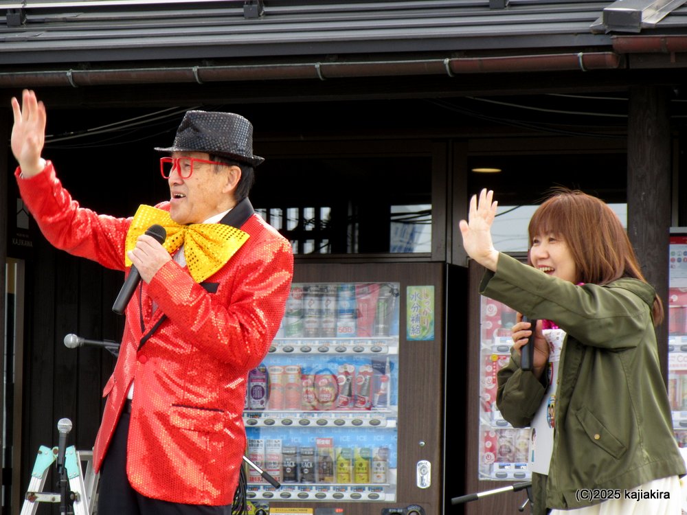 「道の駅加治川」3周年祭（１日目）、「ぴんぽんズ」と「のどじまんカラオケ大会」